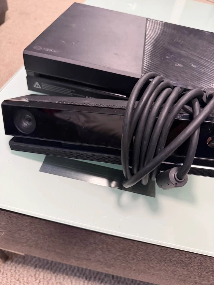 Xbox one with Kinect and 3 controllers - photo 3