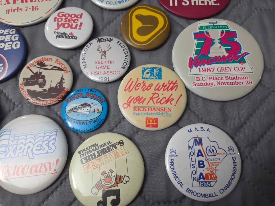 Vintage Canadian Souvenir Pinback Button Collection - photo 4