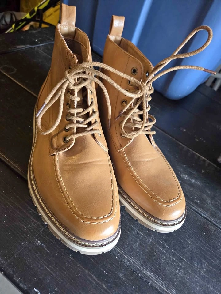 Sierra Moc Toe Boots Size 8