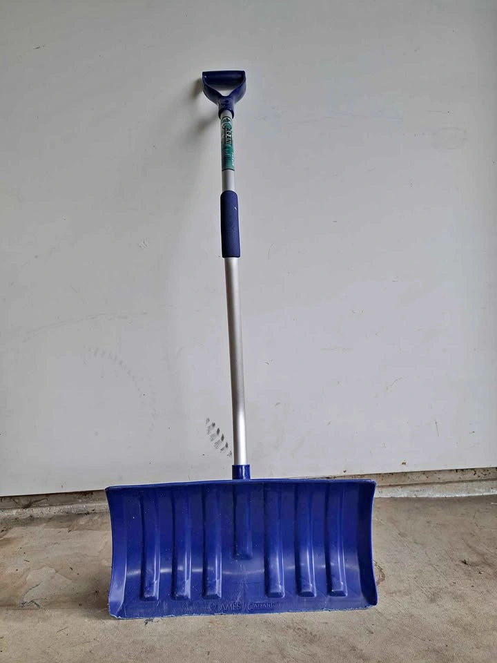 Garant Yukon Ergonomic Snow Shovel / Pusher – Blue