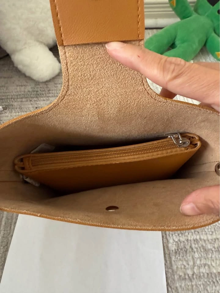 Genuine leather crossbody bag with removable inside bag - photo 3