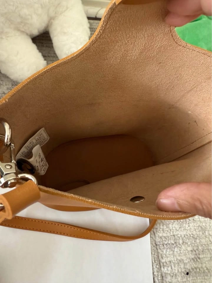 Genuine leather crossbody bag with removable inside bag - photo 5