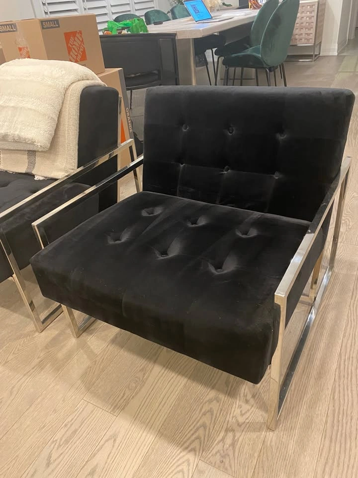 Pair of Wide Tufted Velvet Arm Chair - photo 2