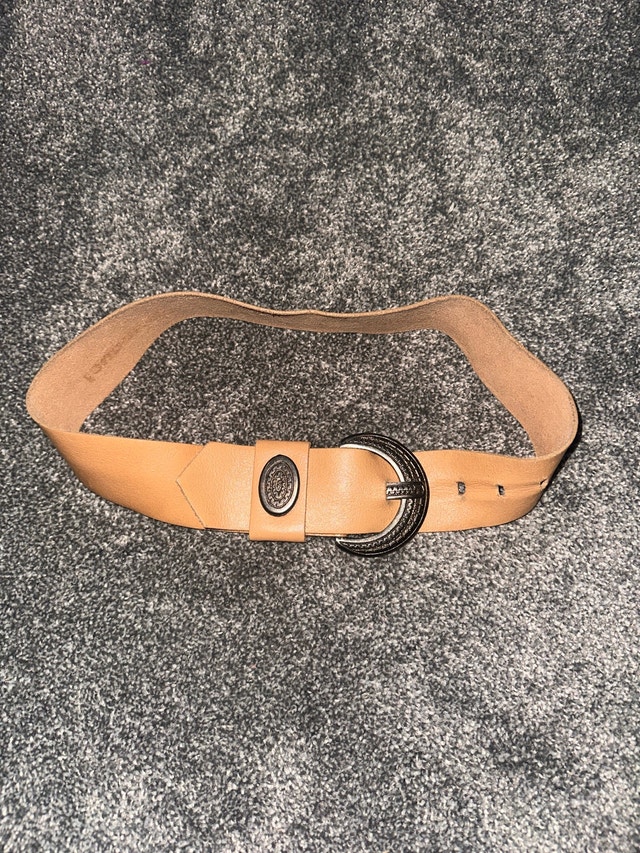 woman’s brown belt size 33 inches & 83 cm