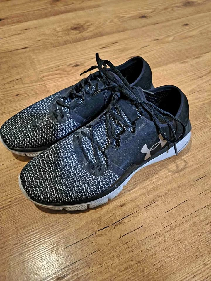 Under Armour Slingshot Size 8.5