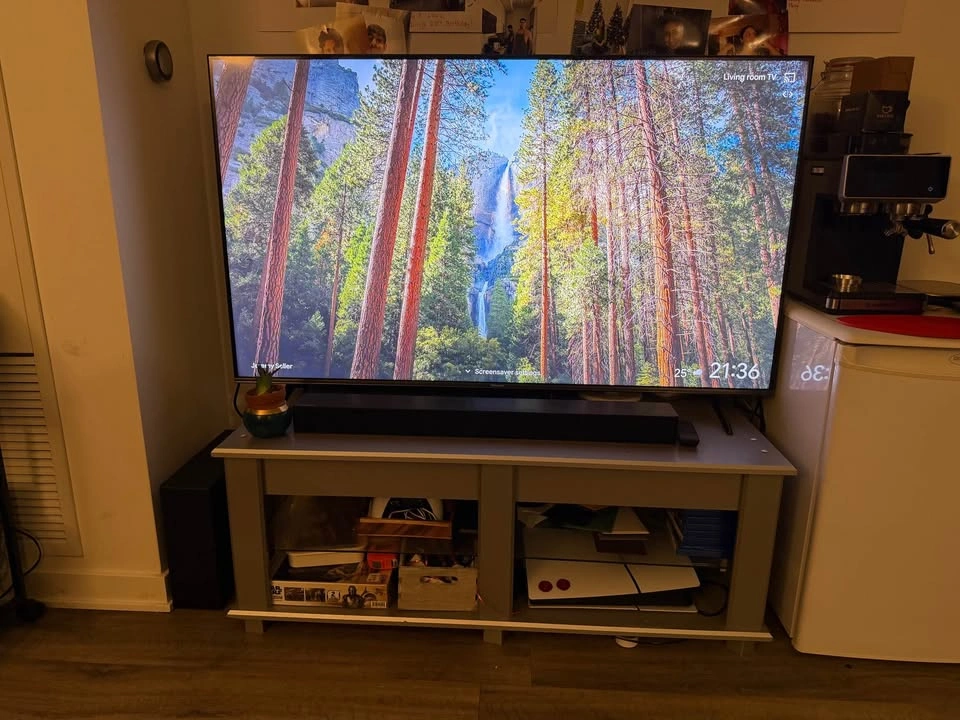 Hisense 43” TV with Soundbar - photo 2