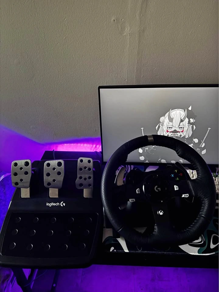 Logitech G920 Driving Force Racing Wheel and Pedals