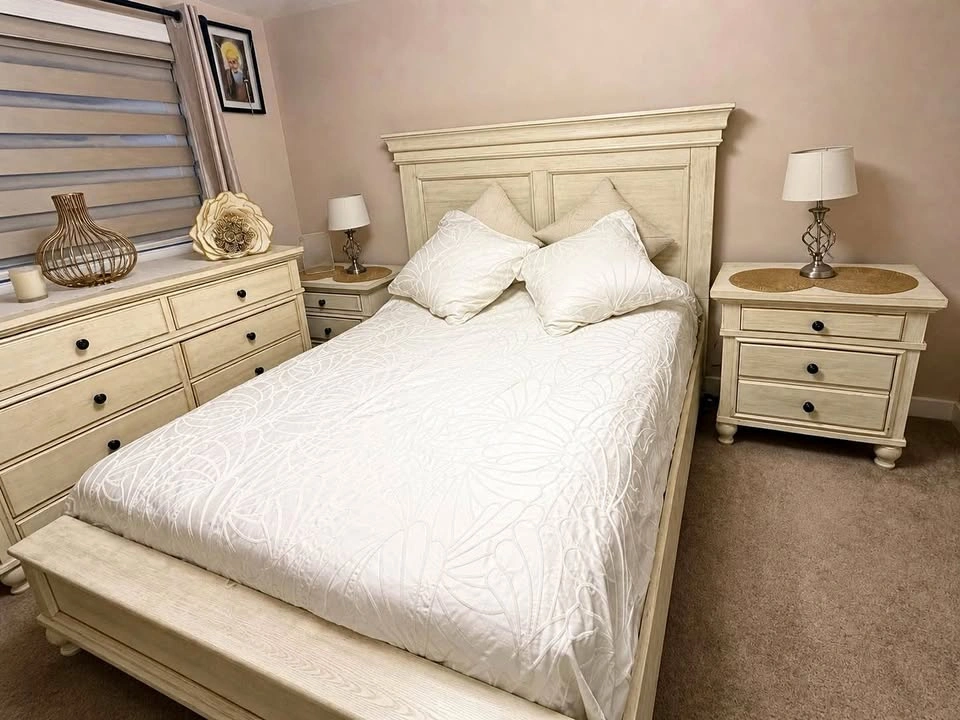 Ashley Furniture Queen Bedroom Set – 4 Piece – Excellent Conditi