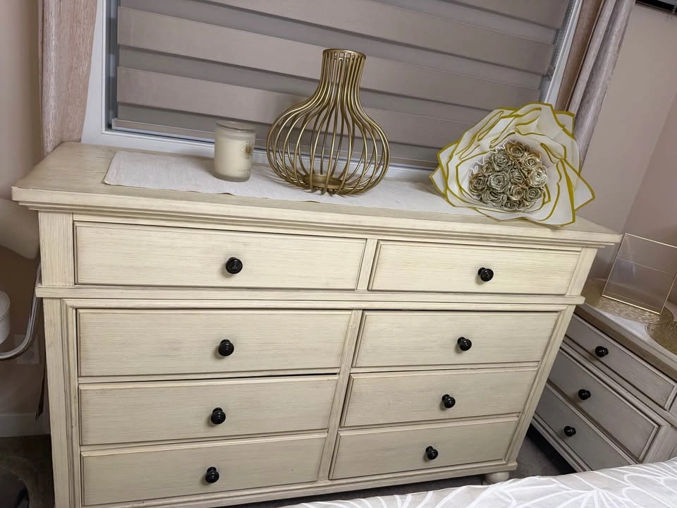 Ashley Furniture Queen Bedroom Set – 4 Piece – Excellent Conditi - photo 2