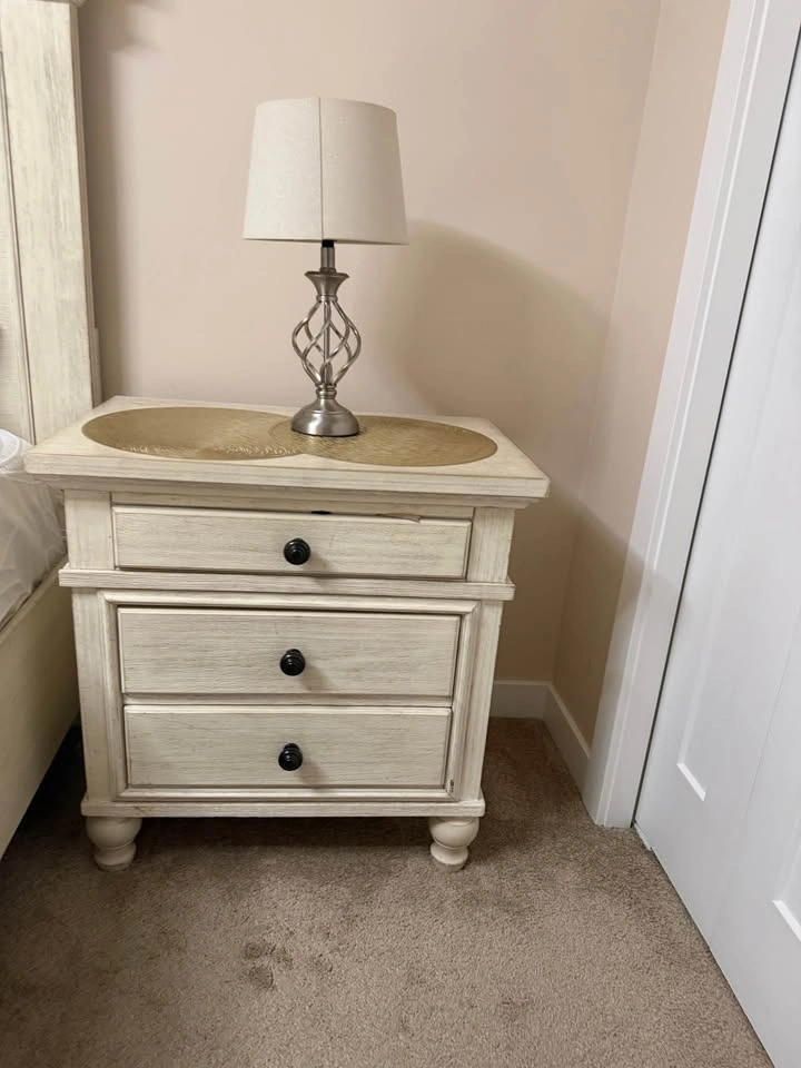 Ashley Furniture Queen Bedroom Set – 4 Piece – Excellent Conditi - photo 3