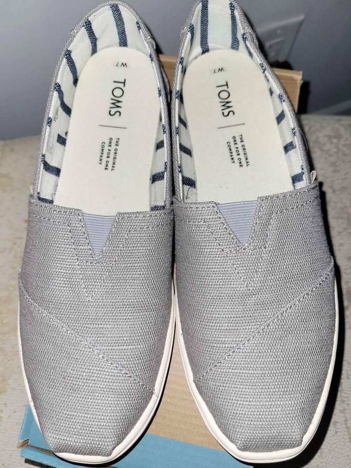 Toms grey canvas (size 7 women)