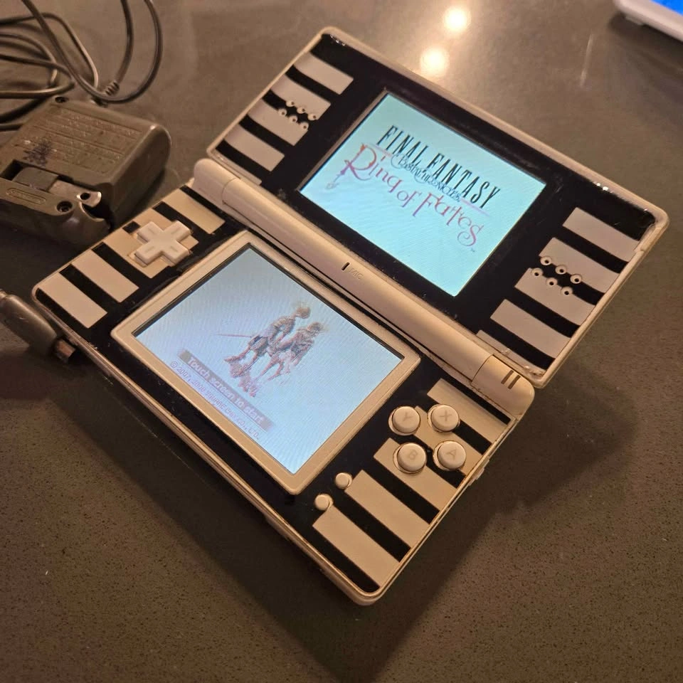 Nintendo DS Lite Console with Charger, Stylus. Working fine. - photo 2