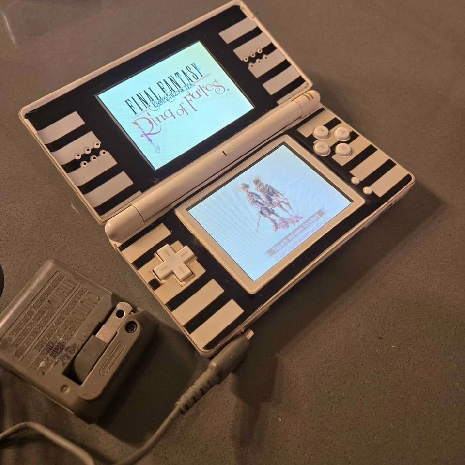Nintendo DS Lite Console with Charger, Stylus. Working fine. - photo 3
