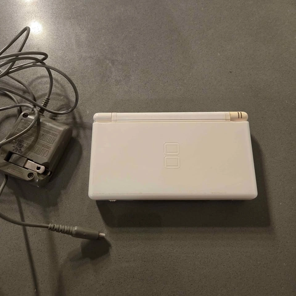 Nintendo DS Lite Console with Charger, Stylus. Working fine. - photo 4