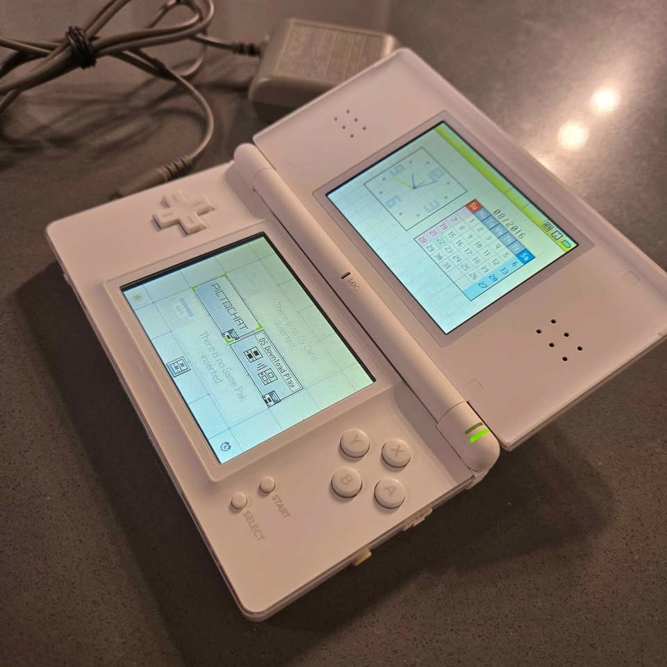 Nintendo DS Lite. With charger and stylus. Very good condition. - photo 2