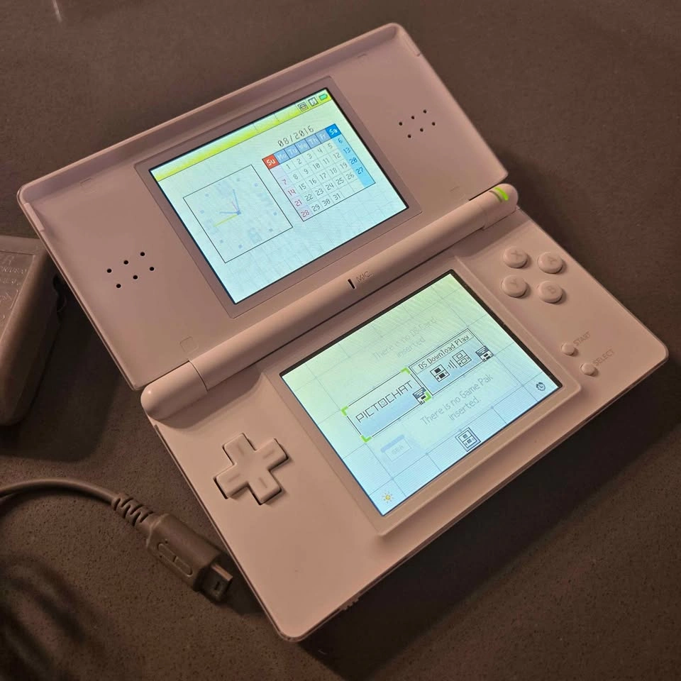 Nintendo DS Lite. With charger and stylus. Very good condition. - photo 3