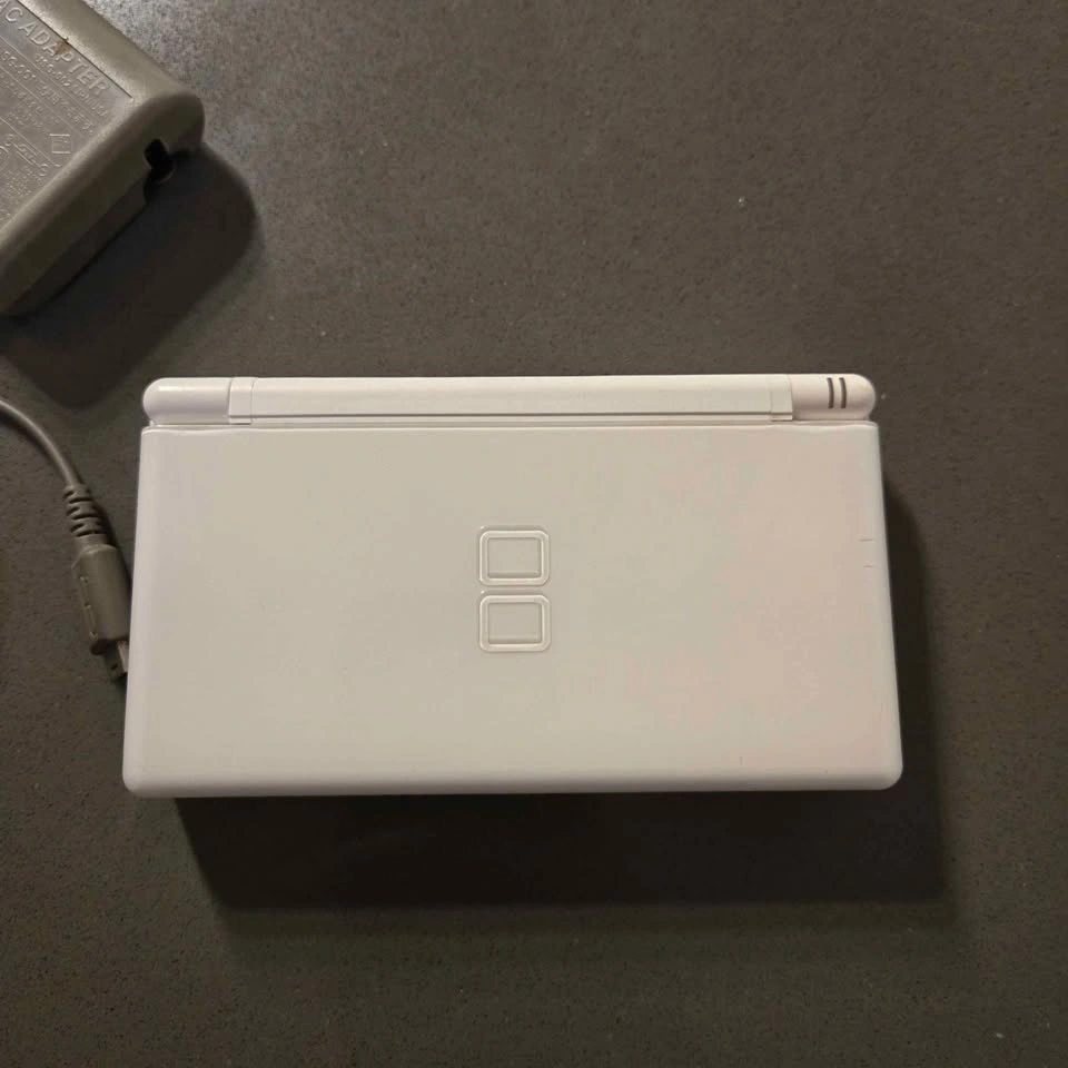 Nintendo DS Lite. With charger and stylus. Very good condition. - photo 4