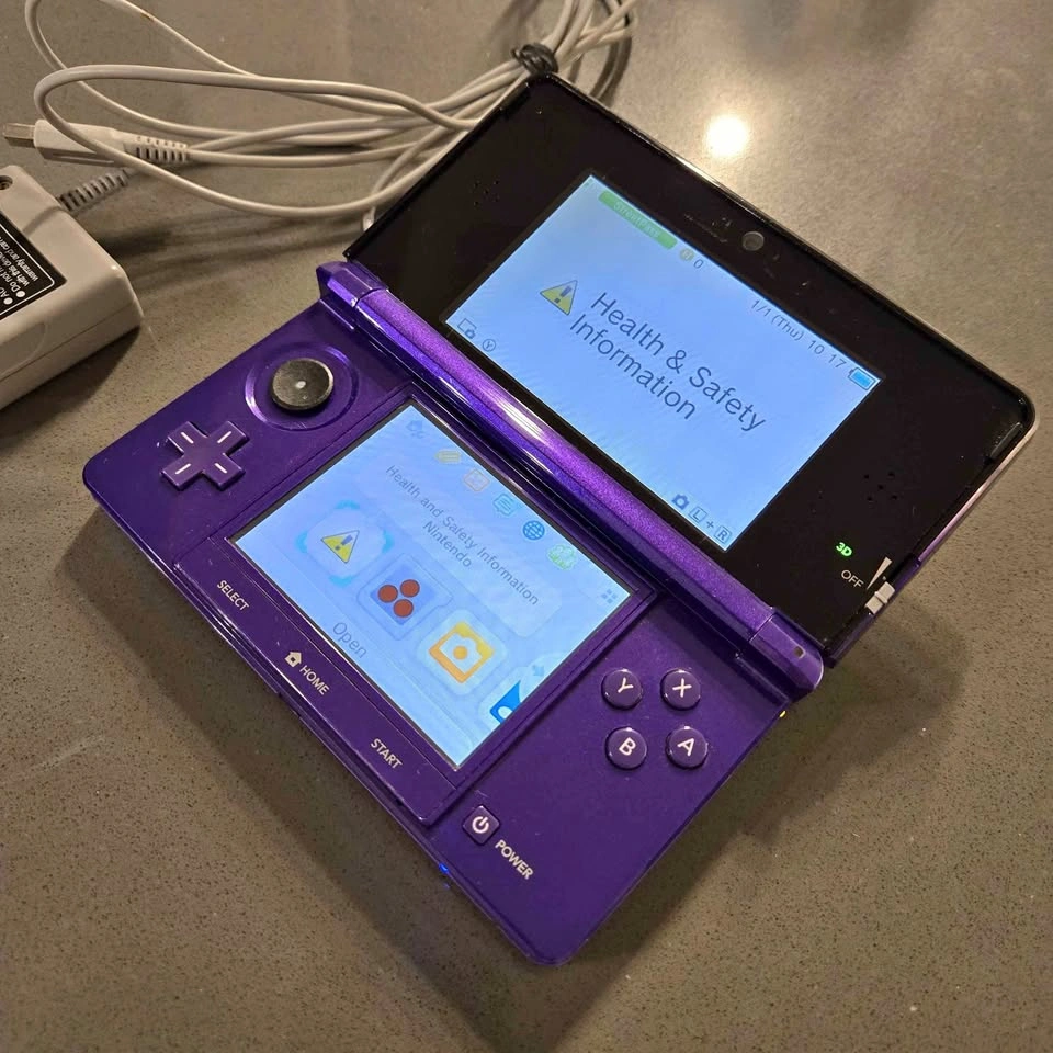 Nintendo 3DS Midnight Purple with Charger, stylus