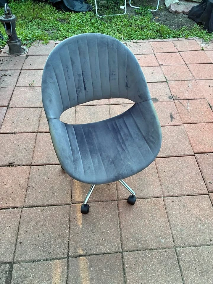 Plush gray task chair