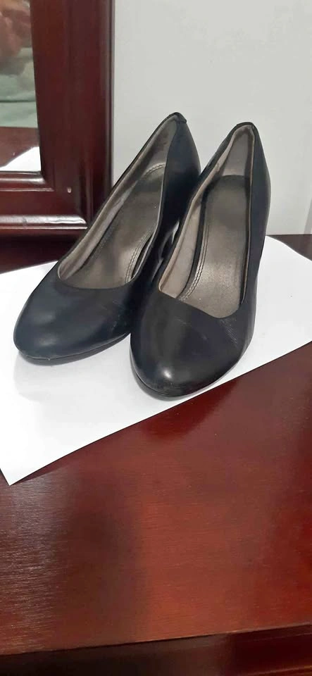 Naturalizer Black leather pumps, low heels