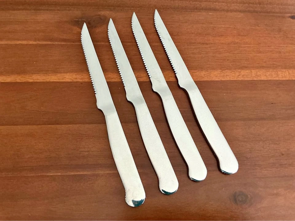 Set of 4 Stainless Steel Serrated Steak Knives