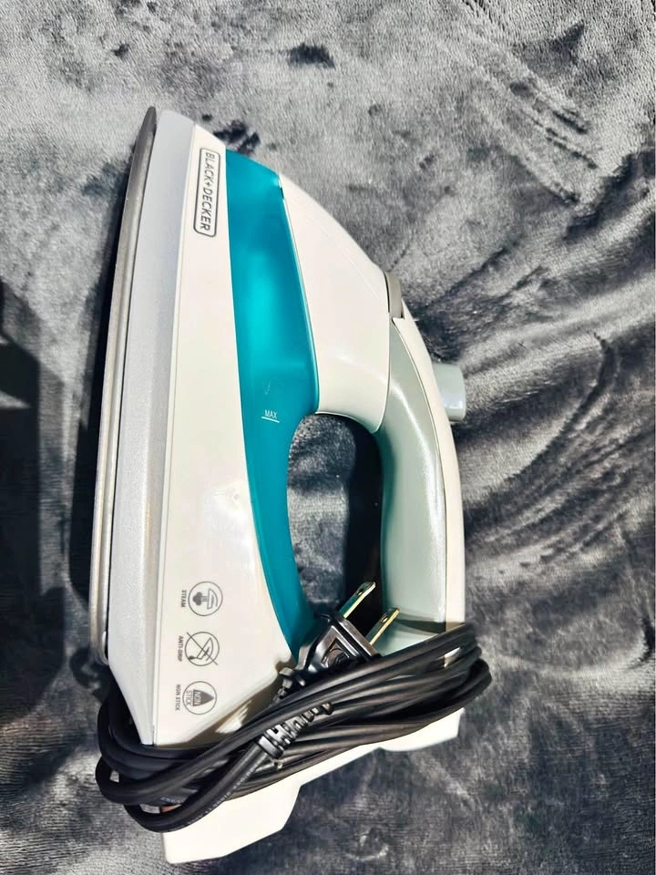 Black+Decker Steam Iron – Good Working Condition