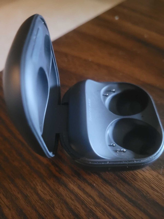 Samsung Air Buds Pro 2 Charging Case - photo 3