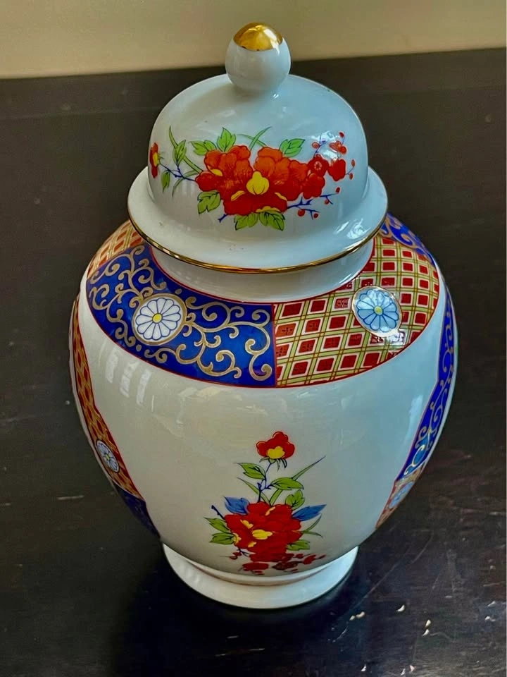 Vintage Porcelain Japanese Ginger Jar, Gold Imari - photo 2