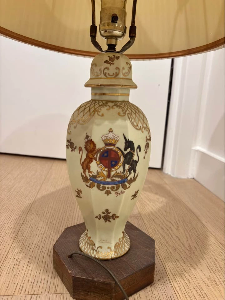 Mid 20s French Vintage Porcelain Coat of Arms Table Lamp - photo 2