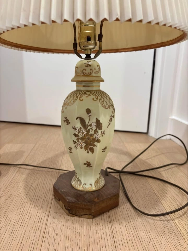 Mid 20s French Vintage Porcelain Coat of Arms Table Lamp - photo 3