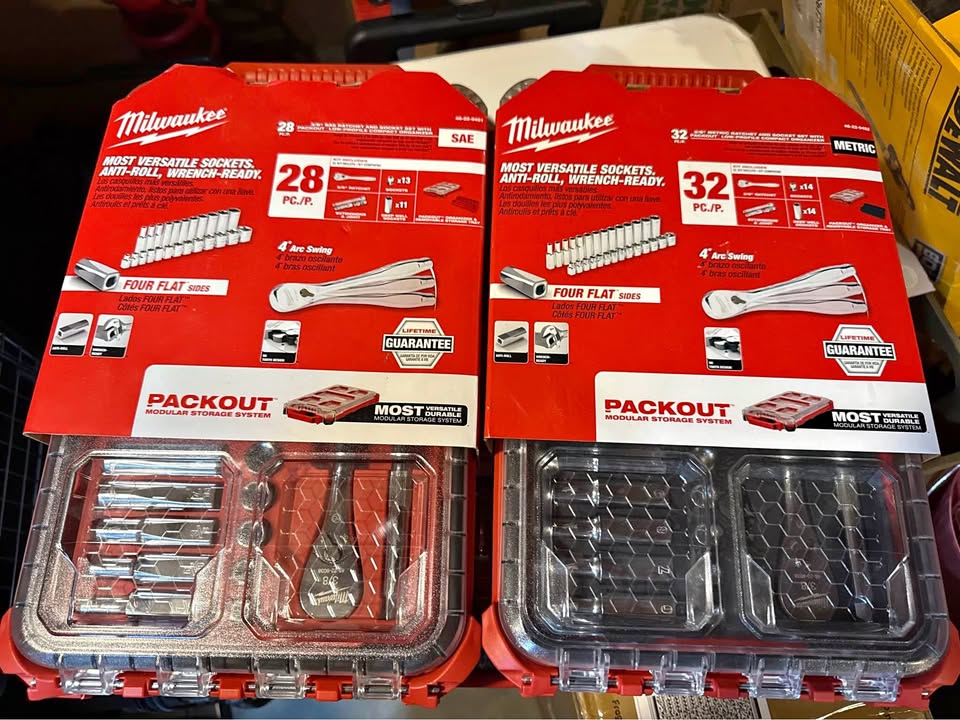 Milwaukee 3/8 Ratchet and socket set