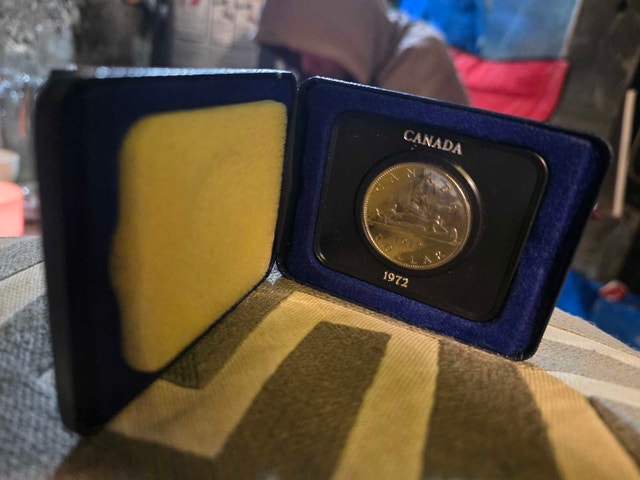 Royal Canadian Mint 1972 Voyageur Silver Dollar - photo 4