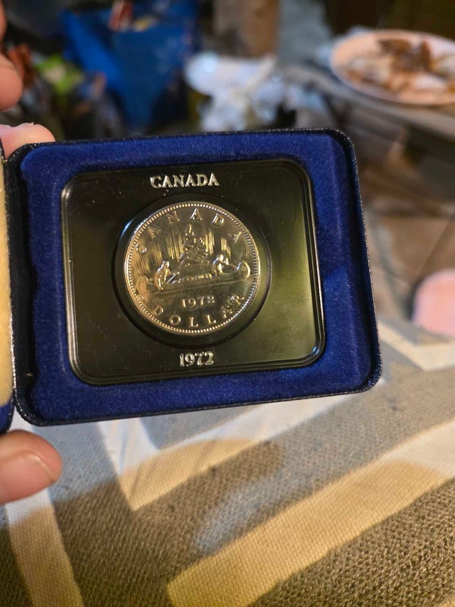 Royal Canadian Mint 1972 Voyageur Silver Dollar - photo 5