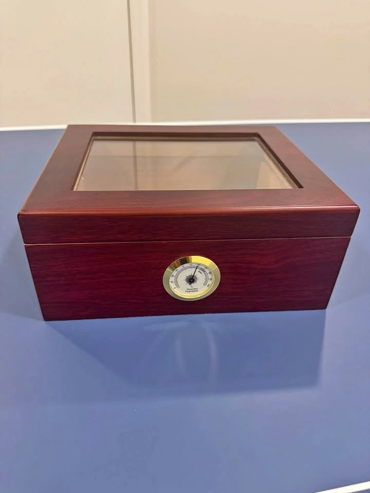 Cigar desktop humidor with cutter