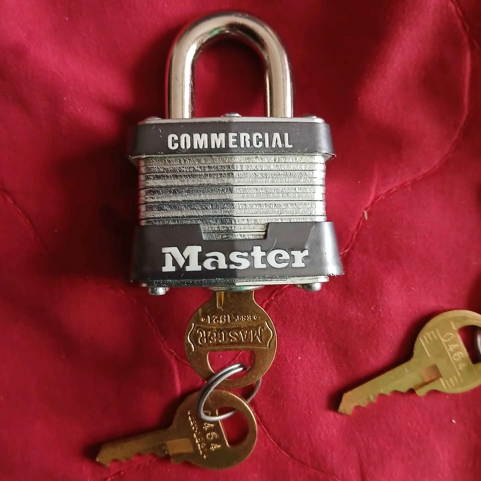 Master lock and keys - photo 2