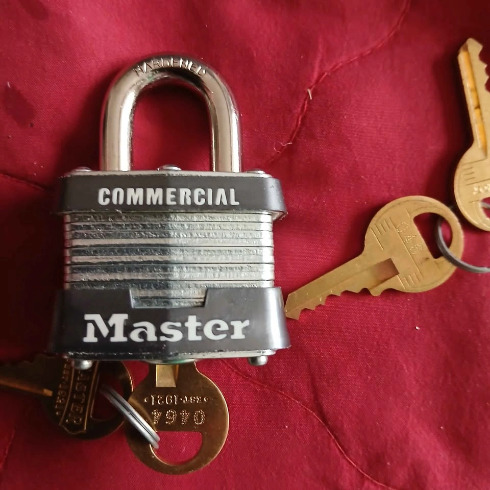 Master lock and keys - photo 3