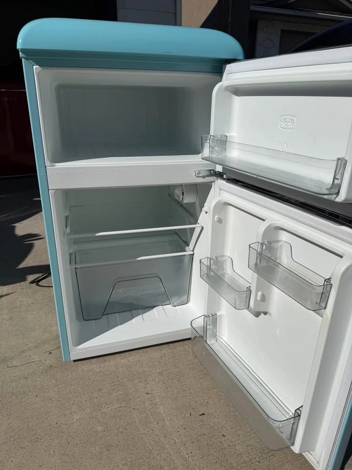 Galanz Mini Fridge - photo 5