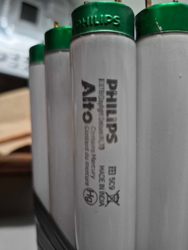 10 -Philips F32T8/Daylight Deluxe/Alto Fluorescent Tubes