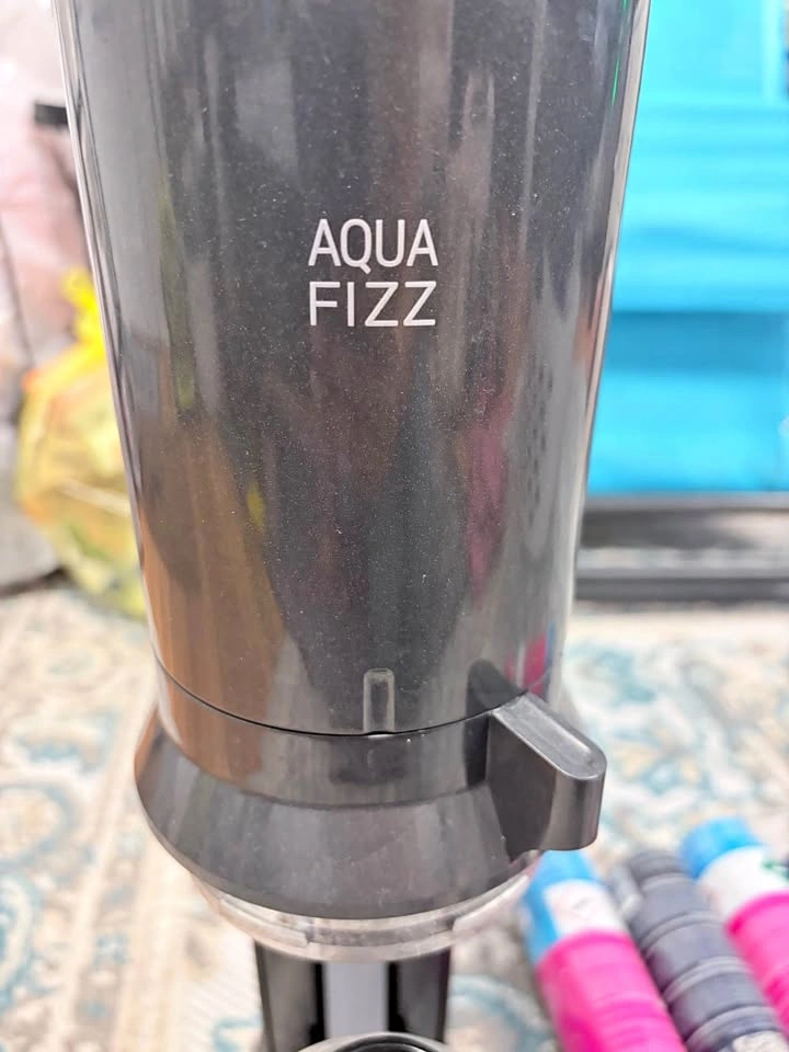SodaStream Aqua Fizz with 2 Glass Carafes and 7 CO2 Refills