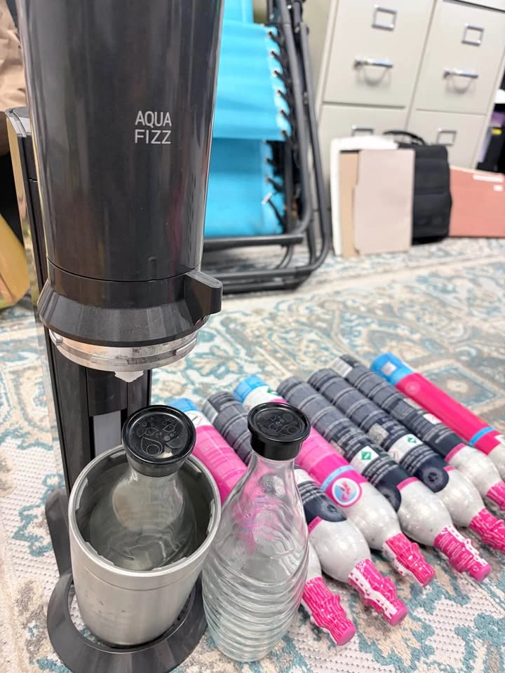 SodaStream Aqua Fizz with 2 Glass Carafes and 7 CO2 Refills - photo 5