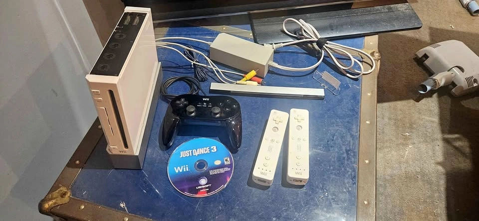 Nintendo Wii Complete System + 2 Controllers + Just Dance 3