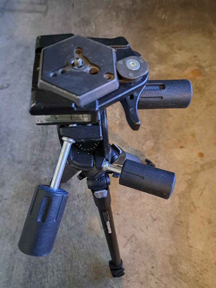 Manfrotto Pro Tripod with 3-Way Pan/Tilt Head & Hex Quick Releas - photo 2
