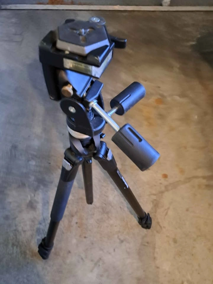 Manfrotto Pro Tripod with 3-Way Pan/Tilt Head & Hex Quick Releas - photo 3