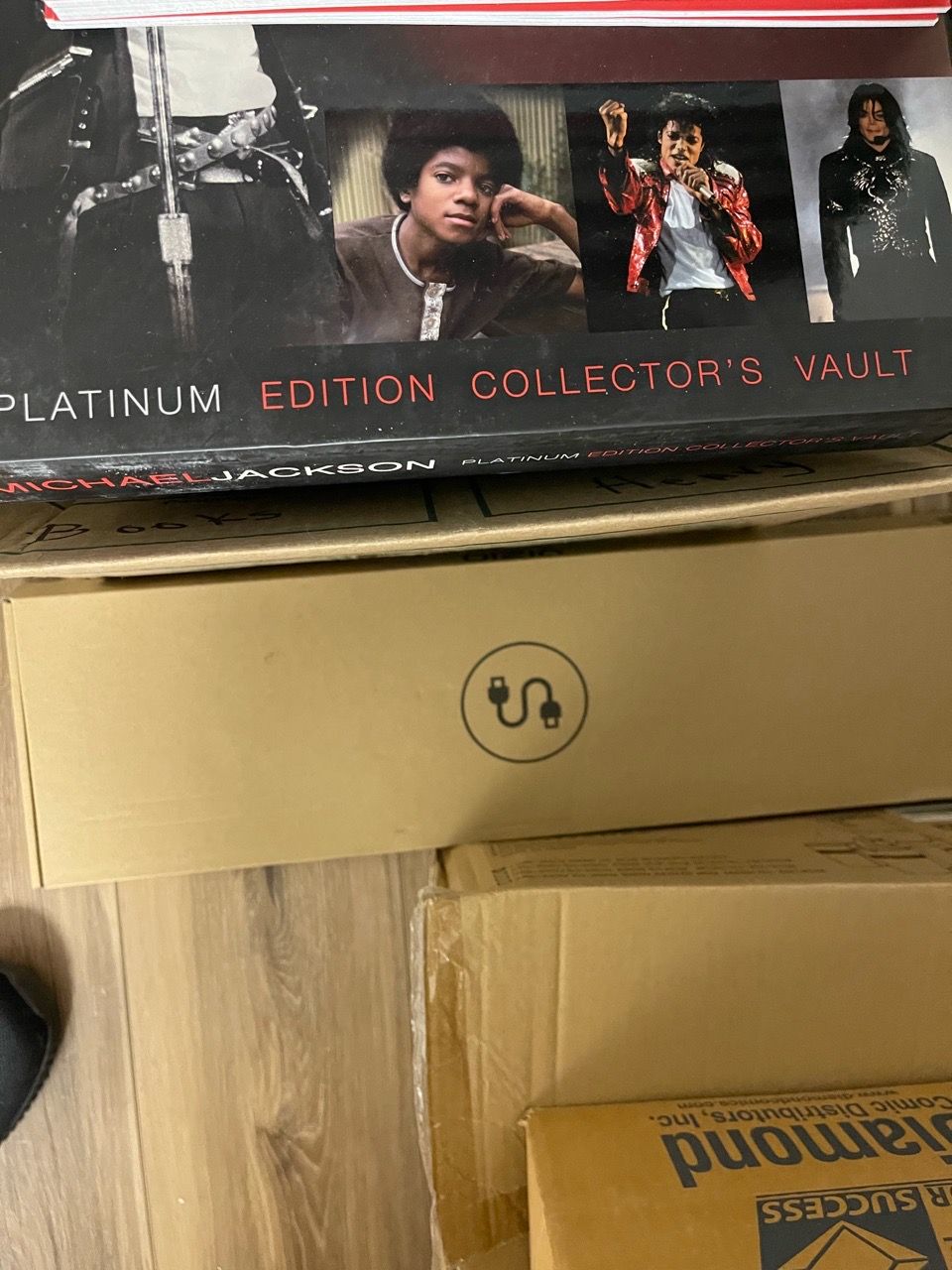 Michael Jackson Collector’s Memorabilia Lot - photo 4