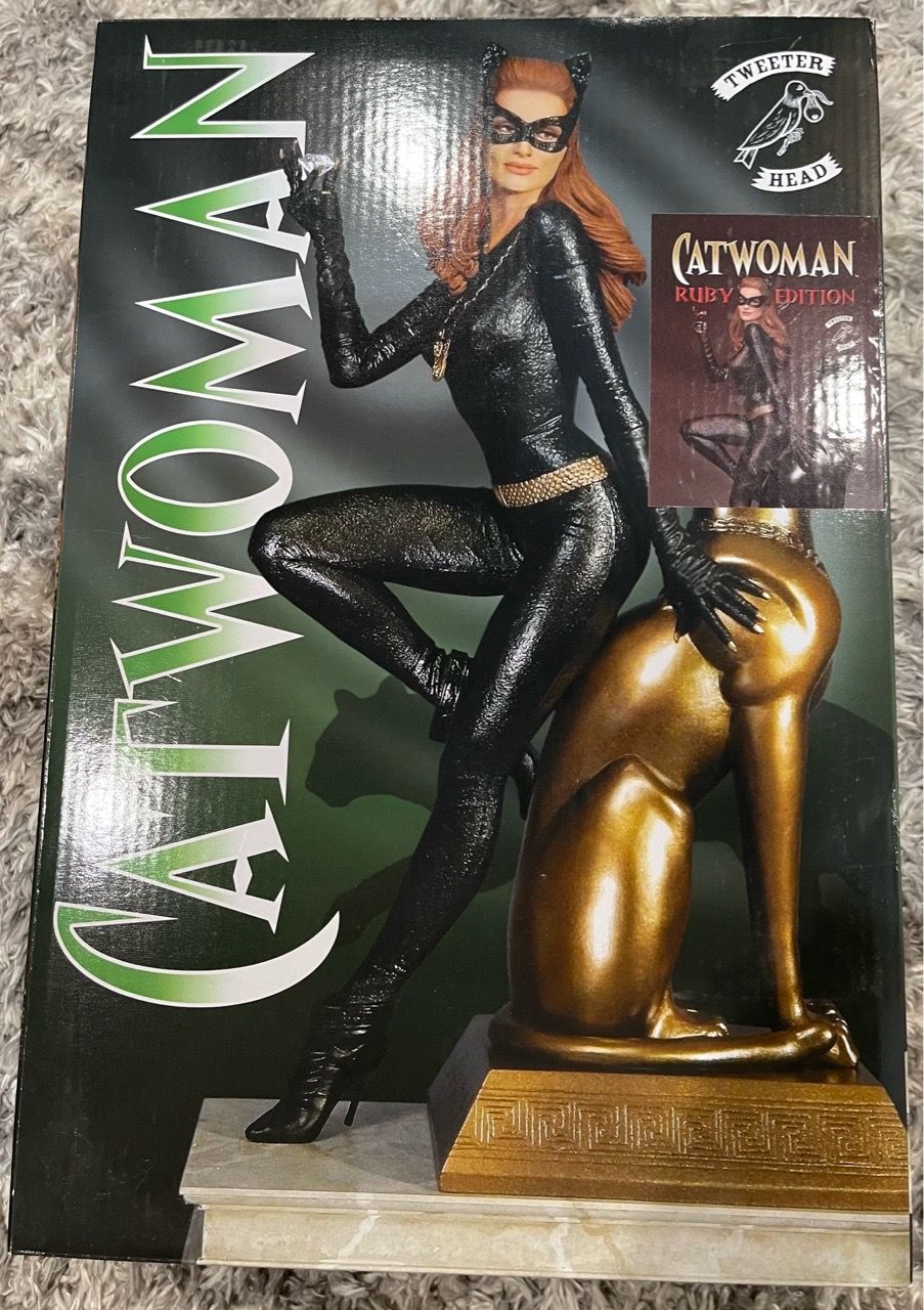Batman 1966 Catwoman Ruby Edition 1:6 Scale Statue - photo 5