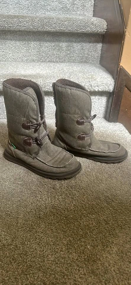 Sanuk Boots Size 6