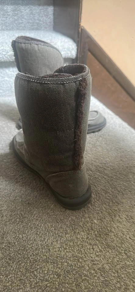 Sanuk Boots Size 6 - photo 3