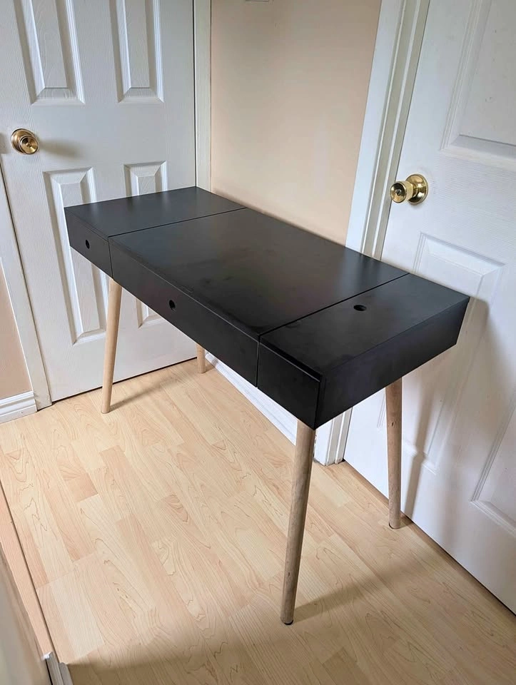 Stylish Matte Solid Wooden Desk
