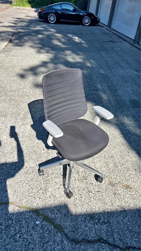 Ergonomic office chair