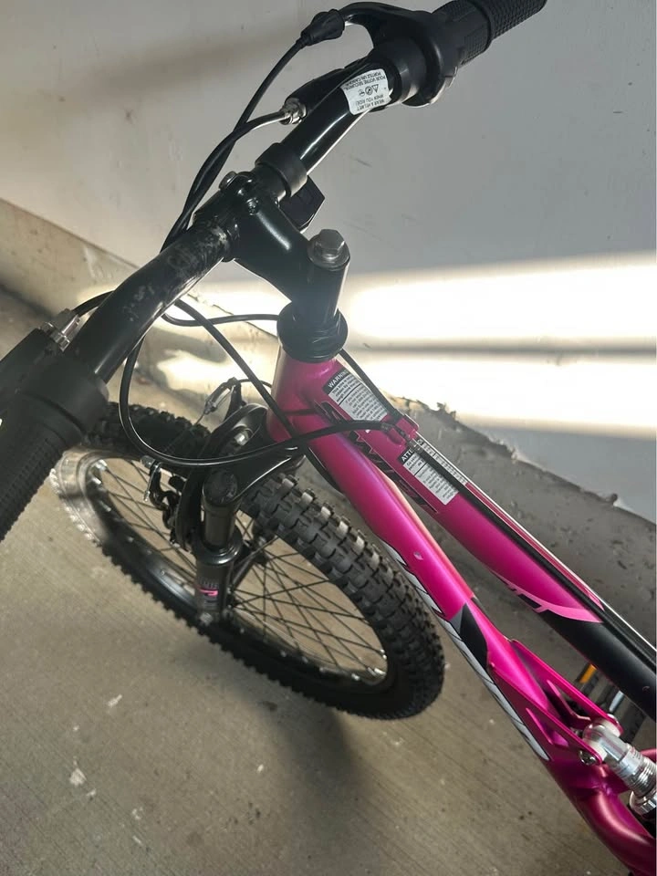 Hyper 20" Swift Girls Mountain Bike - Magenta - photo 4